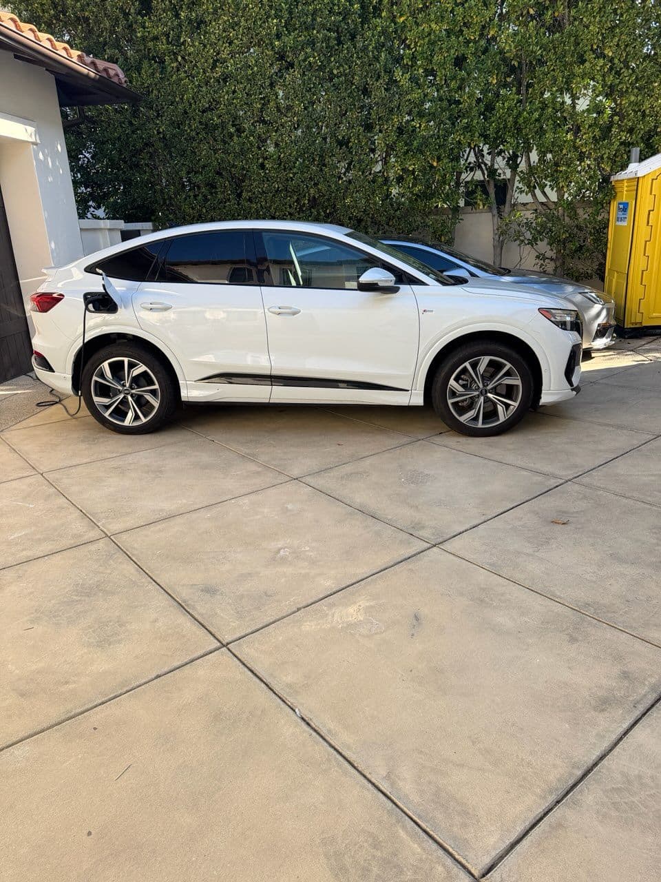 Efficient Box Removal Service with Eco-Friendly Vehicles image