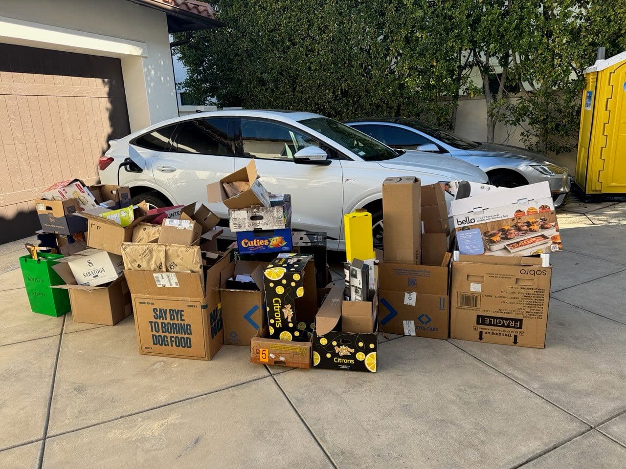 Gallery photos for Efficient Box Removal Service with Eco-Friendly Vehicles: Image #1